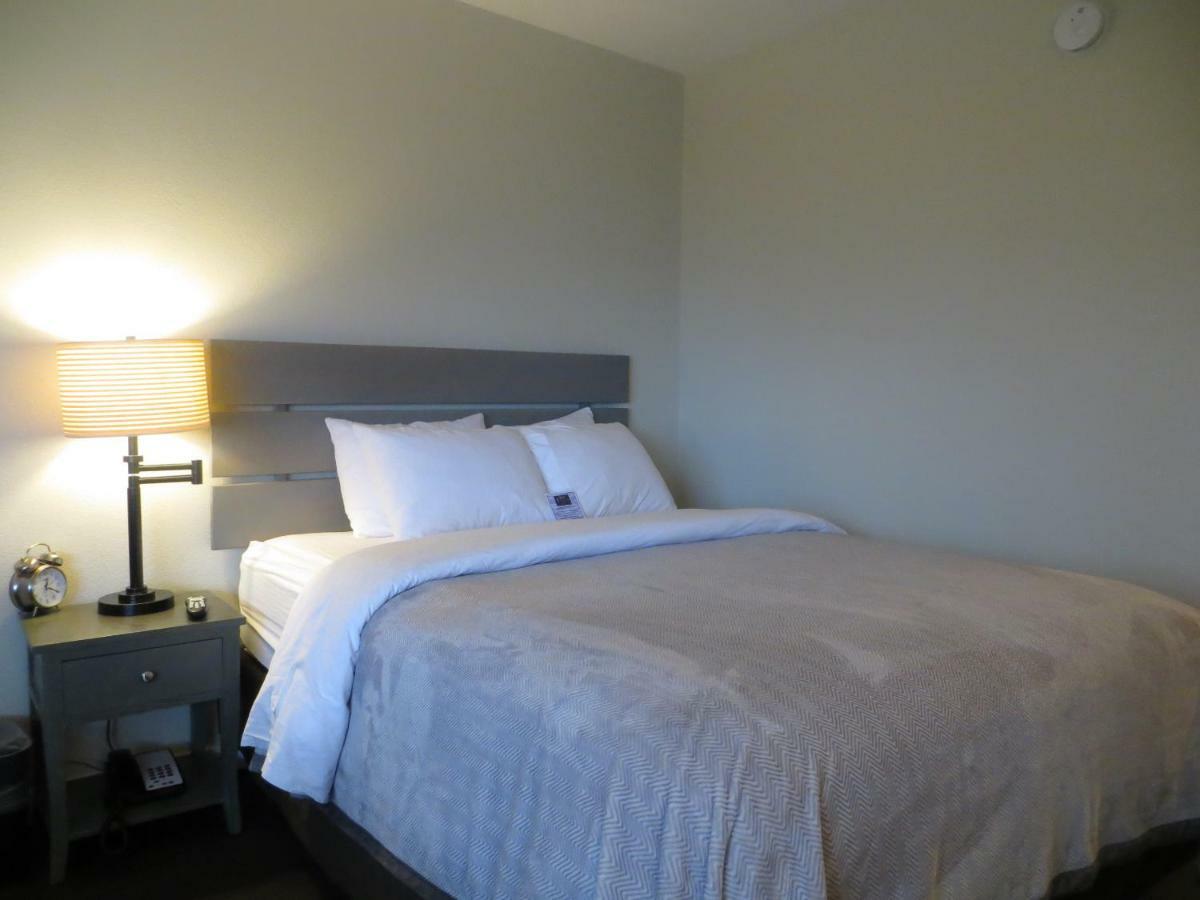 Brio Beach Inn Traverse City Buitenkant foto