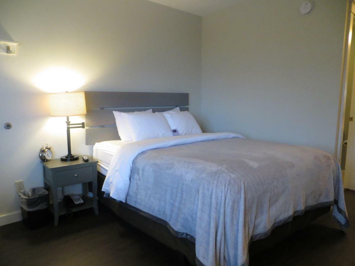 Brio Beach Inn Traverse City Buitenkant foto